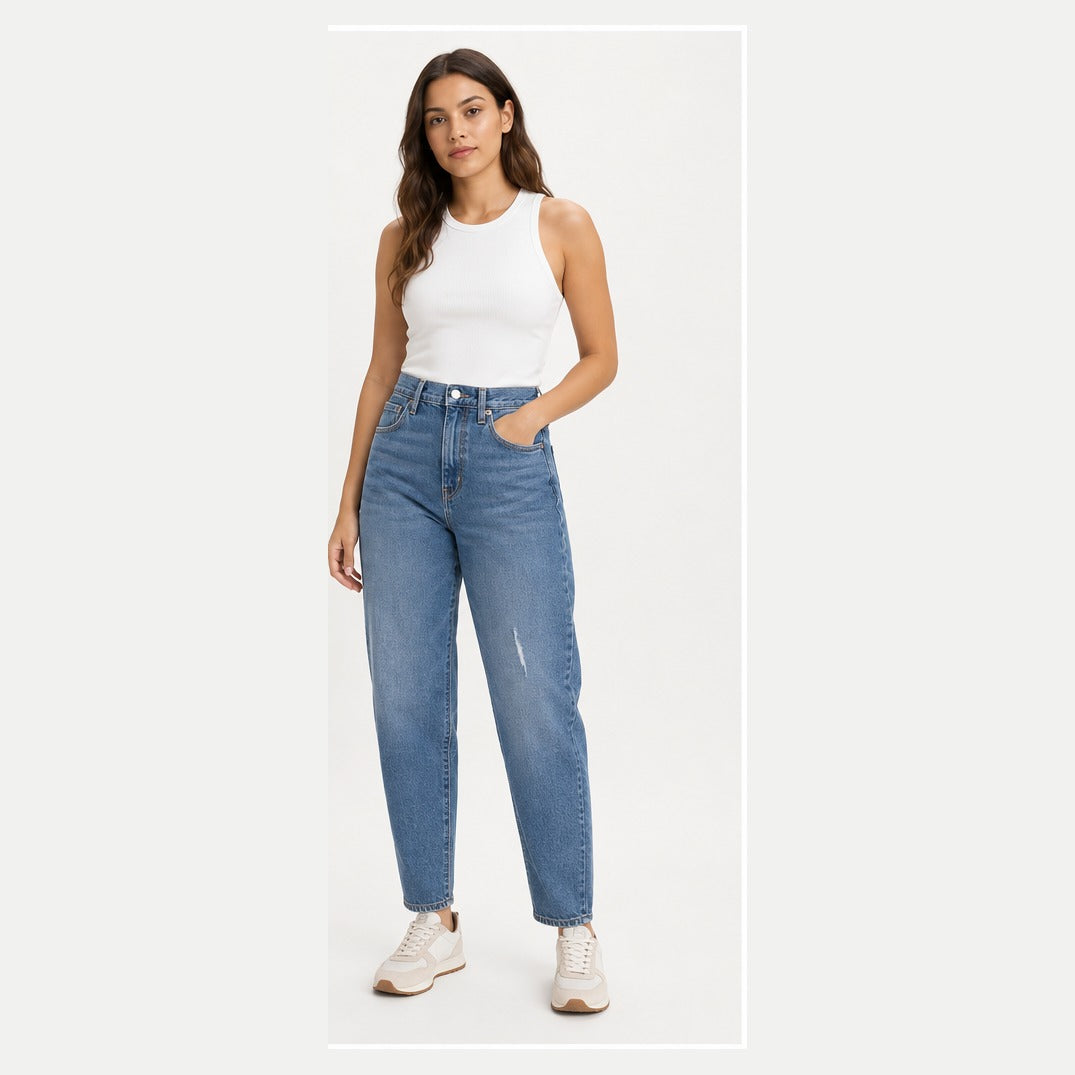 Model wearing Levi's Ribcage Straight light blue size 27