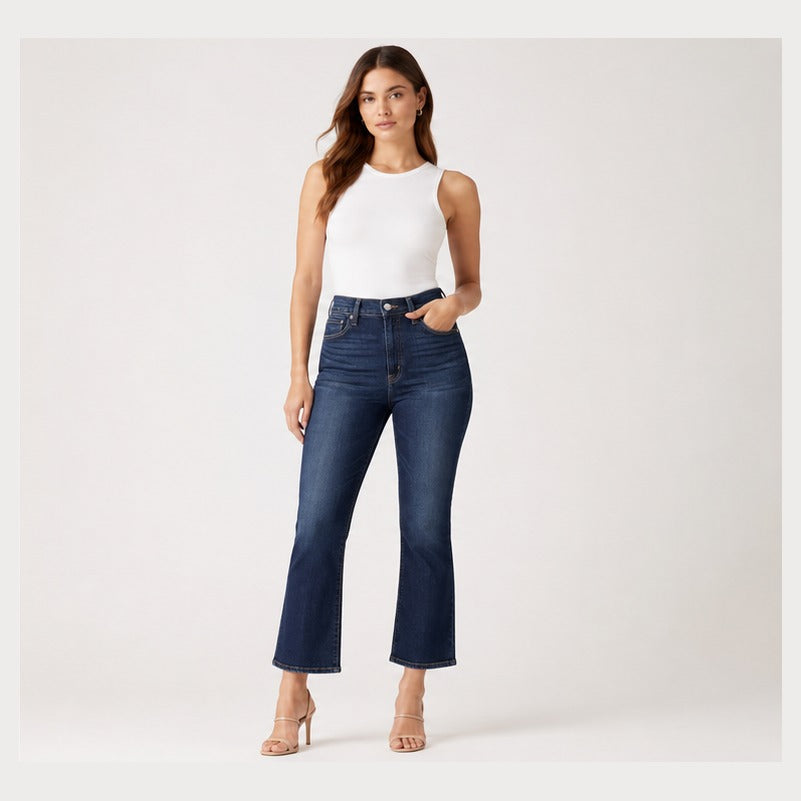 Model wearing Levi's Ribcage Straight dark blue size 28