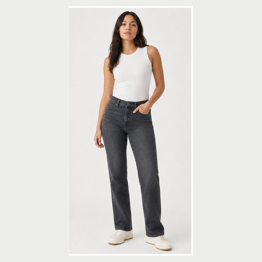 Model wearing Levi's '70s High Slim Straight charcoal black size 34