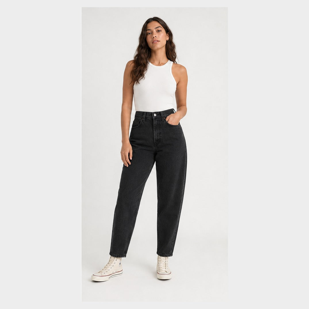 Model wearing Levi's Wedgie Bootcut charcoal black size 26