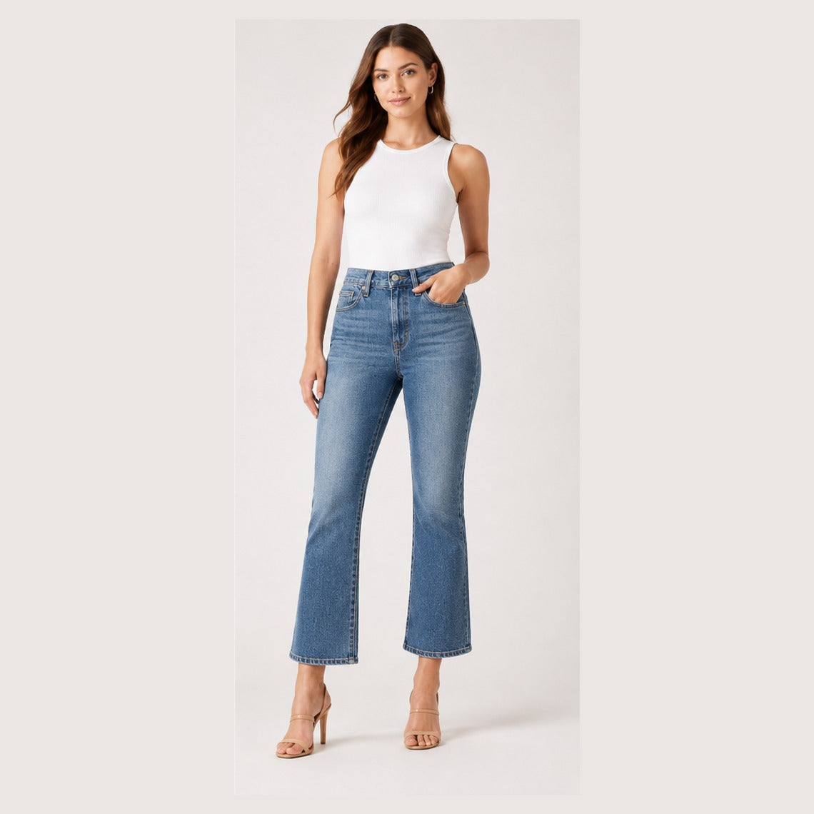 Model wearing Levi's Ribcage Straight Selvedge dark blue size 27