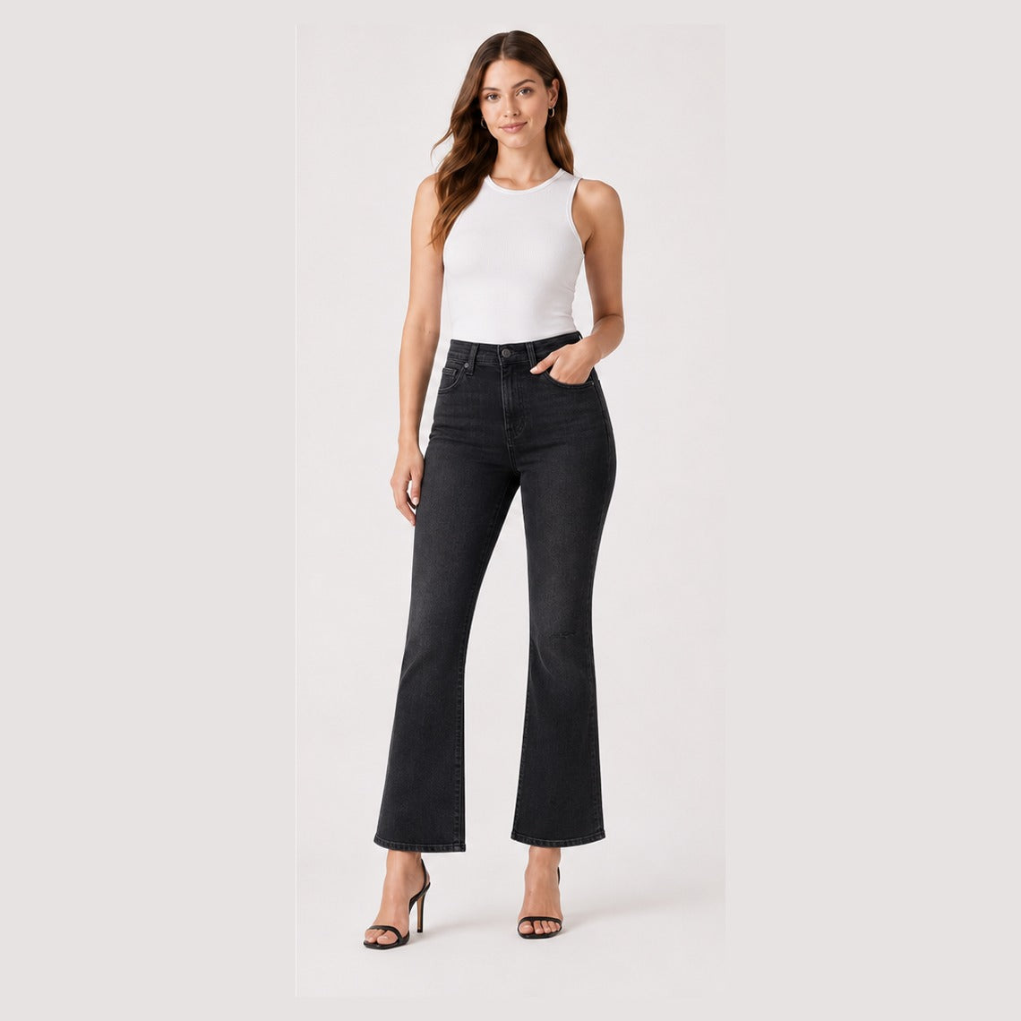 Model wearing Levi's 314 Shaping Straight dark blue size 28