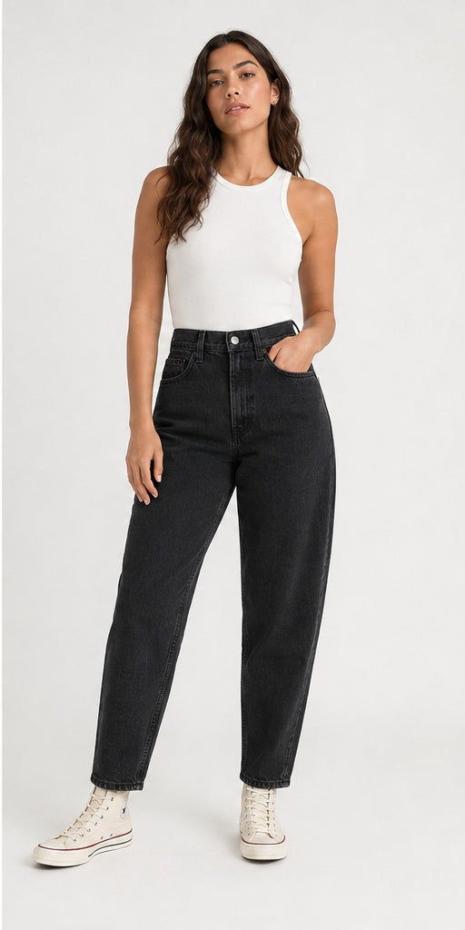 Levi's High Loose Taper Women's Jeans Black Size 28 – model wearing