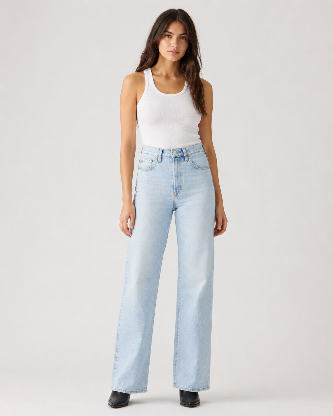 Levi's High Loose Women's Jeans Light Wash Size 32 – model wearing