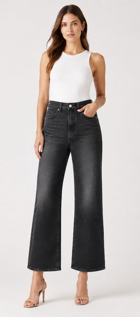 Levi's Ribcage Wide Leg Women's Jeans Faded Black Size 24 – model wearing