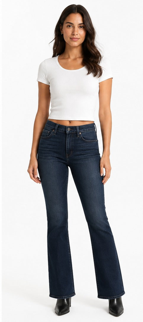 Model wearing Levi's Straight Fit dark wash – women's straight leg denim size 28